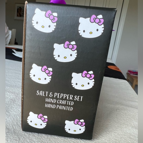 Cute Hello Kitty salt and pepper Halloween shakers! - Picture 2 of 4